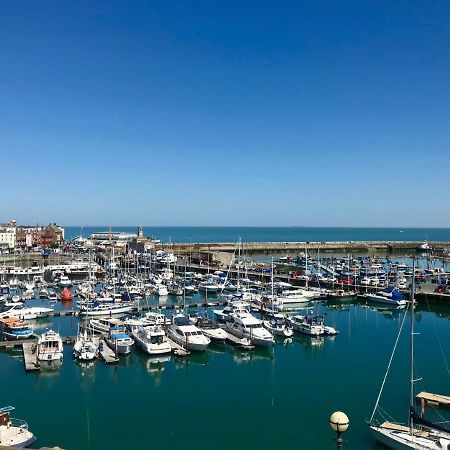 Marina Retreat - Stunning 4 Bedroom, 3 Bathroom House With Harbour Views! 拉姆斯盖特 外观 照片