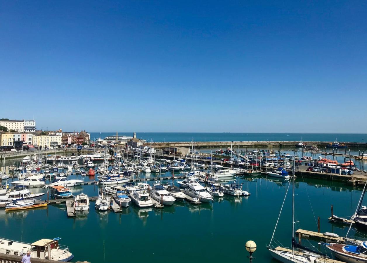 Marina Retreat - Stunning 4 Bedroom, 3 Bathroom House With Harbour Views! 拉姆斯盖特 外观 照片