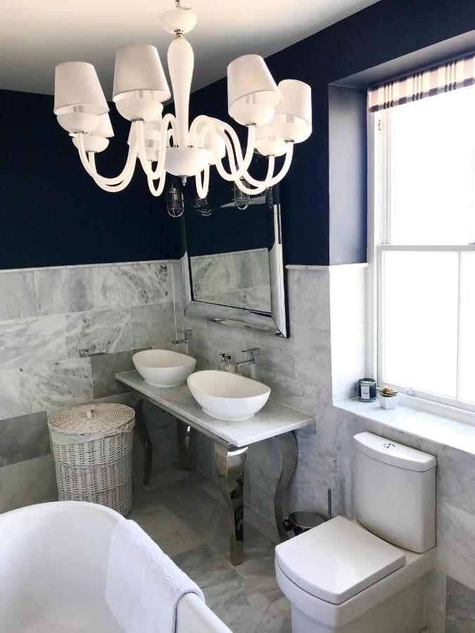 Marina Retreat - Stunning 4 Bedroom, 3 Bathroom House With Harbour Views! 拉姆斯盖特 外观 照片