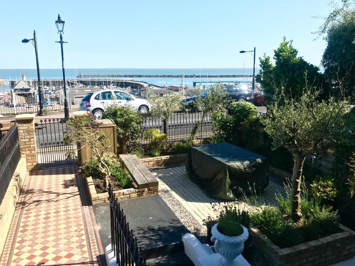 Marina Retreat - Stunning 4 Bedroom, 3 Bathroom House With Harbour Views! 拉姆斯盖特 外观 照片